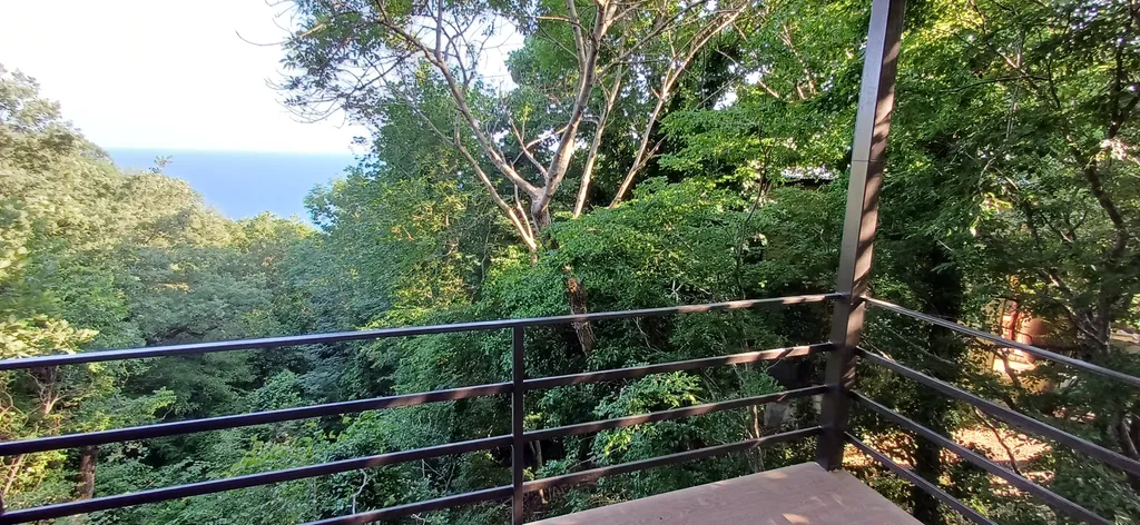 Уютная комната в доме Остановка Море с видом на море и лес