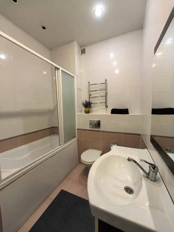 Евродвушка на набережной с видом на Собор для четверых