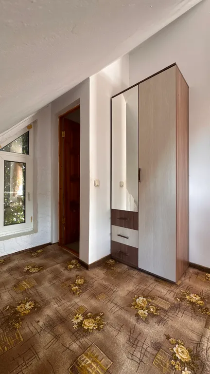 Благоустроенная комната в коттедже с двумя балконами и видом на море.