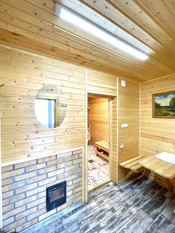 Первый этаж с панорамными окнами, сауной и видом на озеро