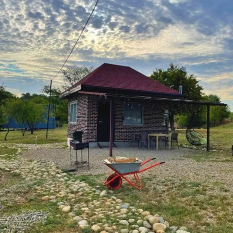 Коттедж Дом с новым ремонтом и видом на озеро — Лабинск