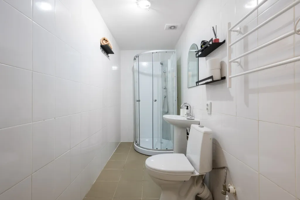 Комната-эконом со своим санузлом и двумя кроватями у зоопарка