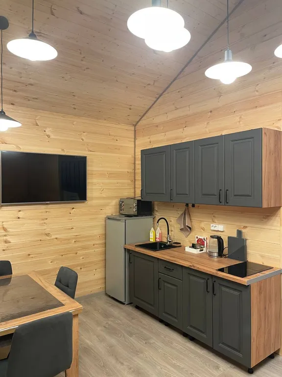 Шале на берегу реки с банным чаном и дровяной баней