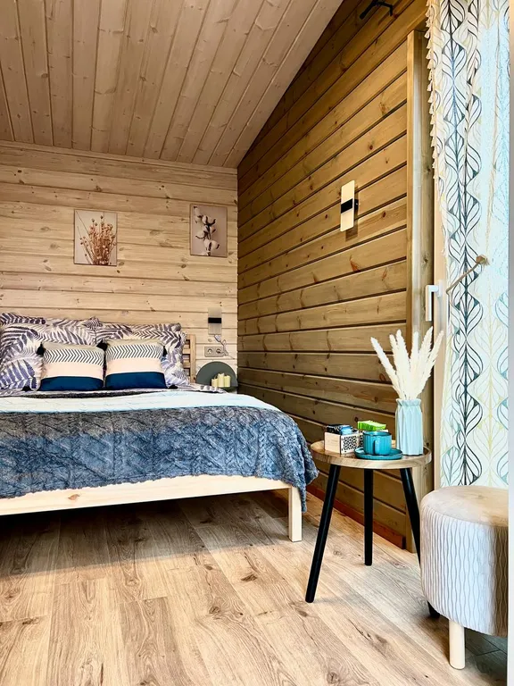 Уютный домик Karhumökki в окружении соснового леса и озер, у Игоры