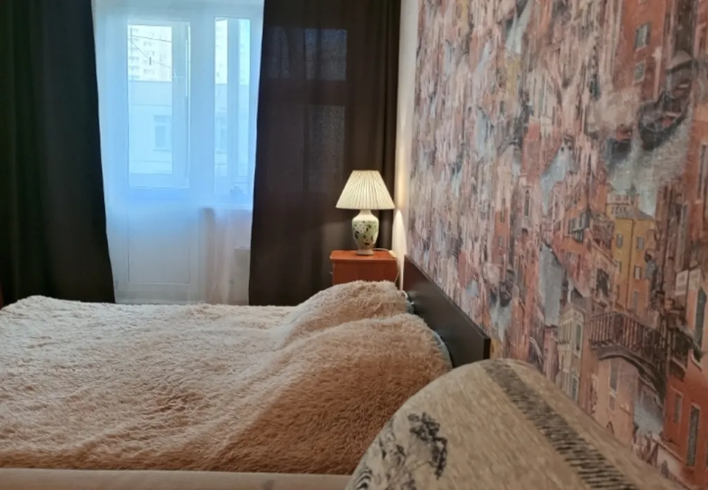 Комната с балконом