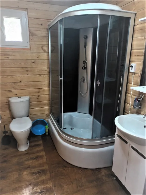 Дом с двумя спальнями, кухней, гостиной, на отдельной территории