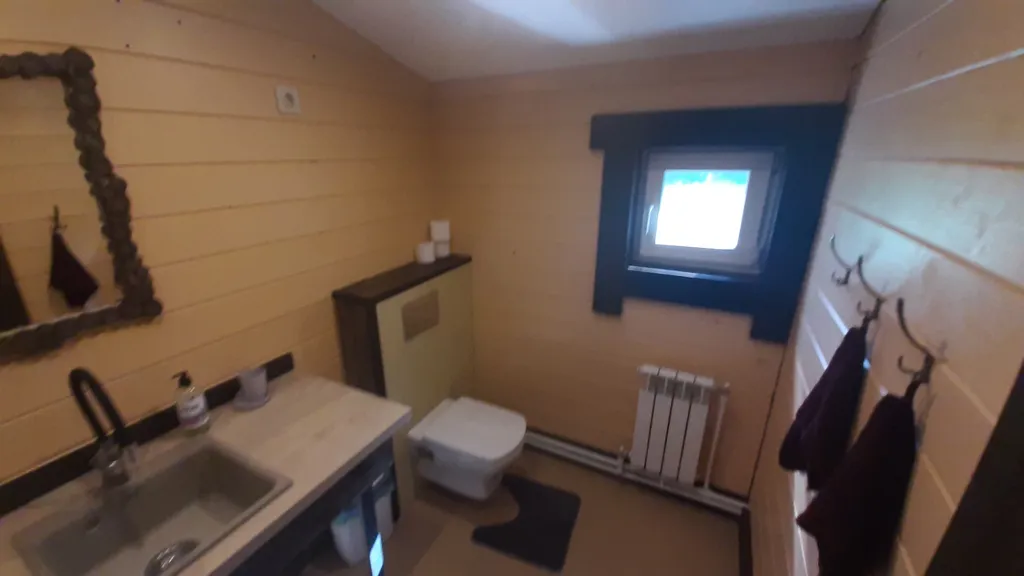 Новые деревянные дома в предгорье Уральских горберегу 3 рек