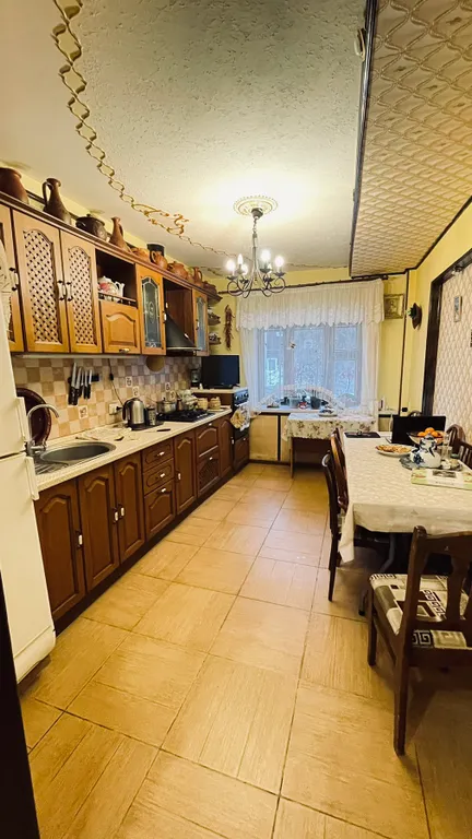 Уютная комната с видом в сад