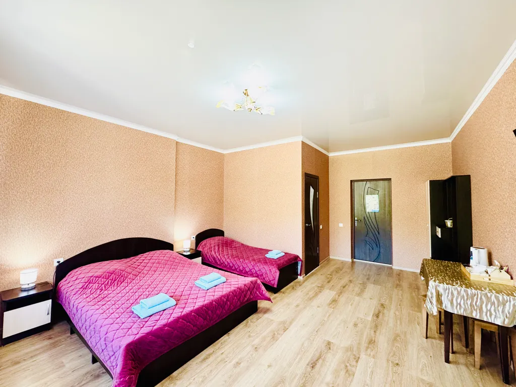 Трехместный номер с балконом, с видом на горы