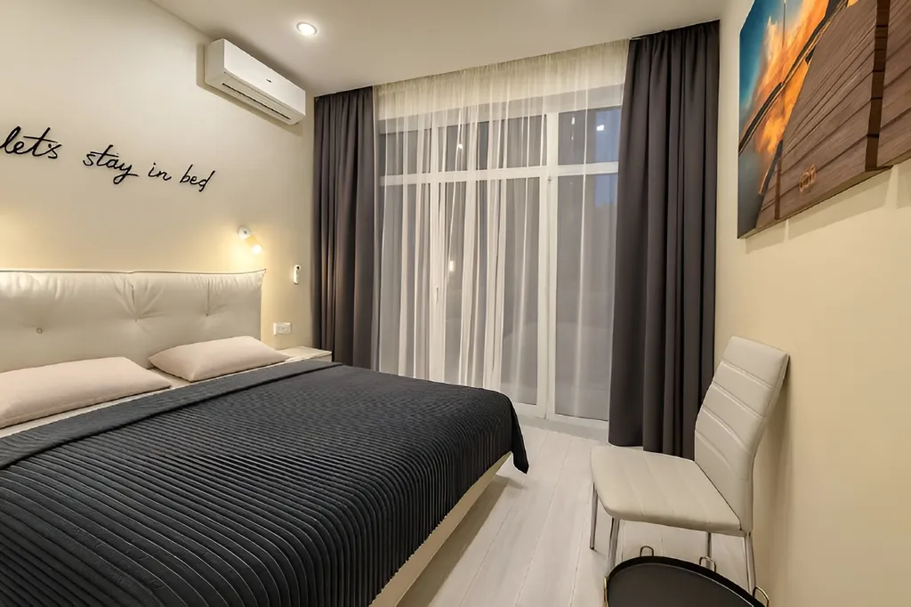 Светлая студия с бассейном на территории