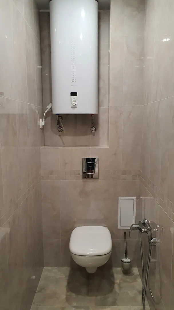 Туалет оборудован гигиеническим душем. Водонагреватель обеспечит горячей водой на период её отключения в период технических работ