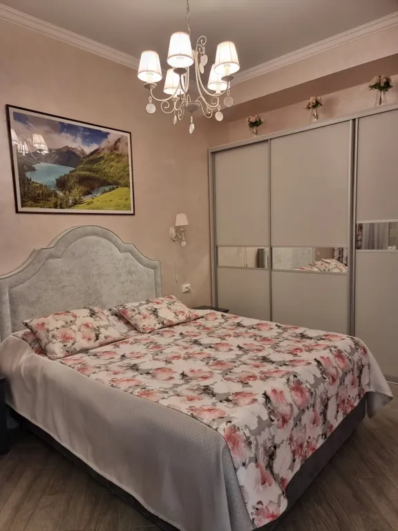 Уютный апартамент в центре с балконом и видом на горы лес