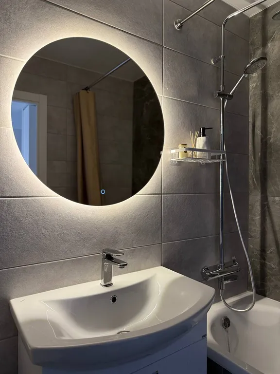 Студия с панорамными окнами и атмосферным видом