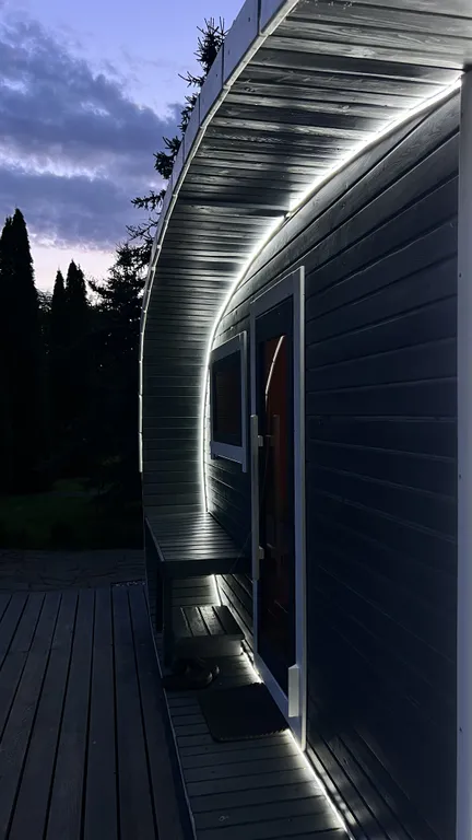 Уединённый хутор в лесу у реки с баней и камином