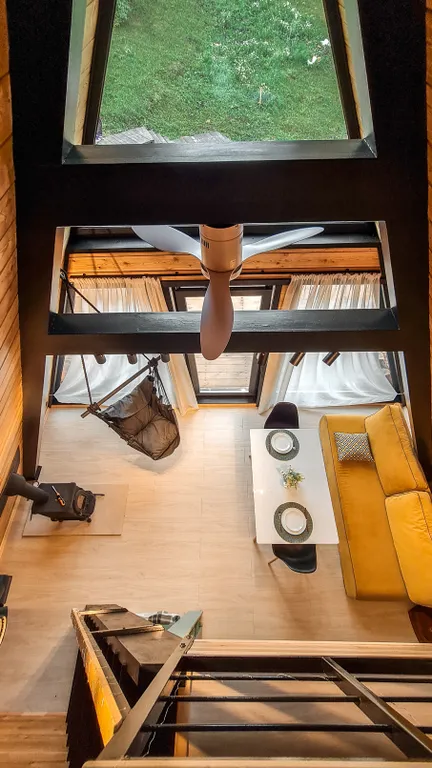 Треугольный домик с видом на лес и горы