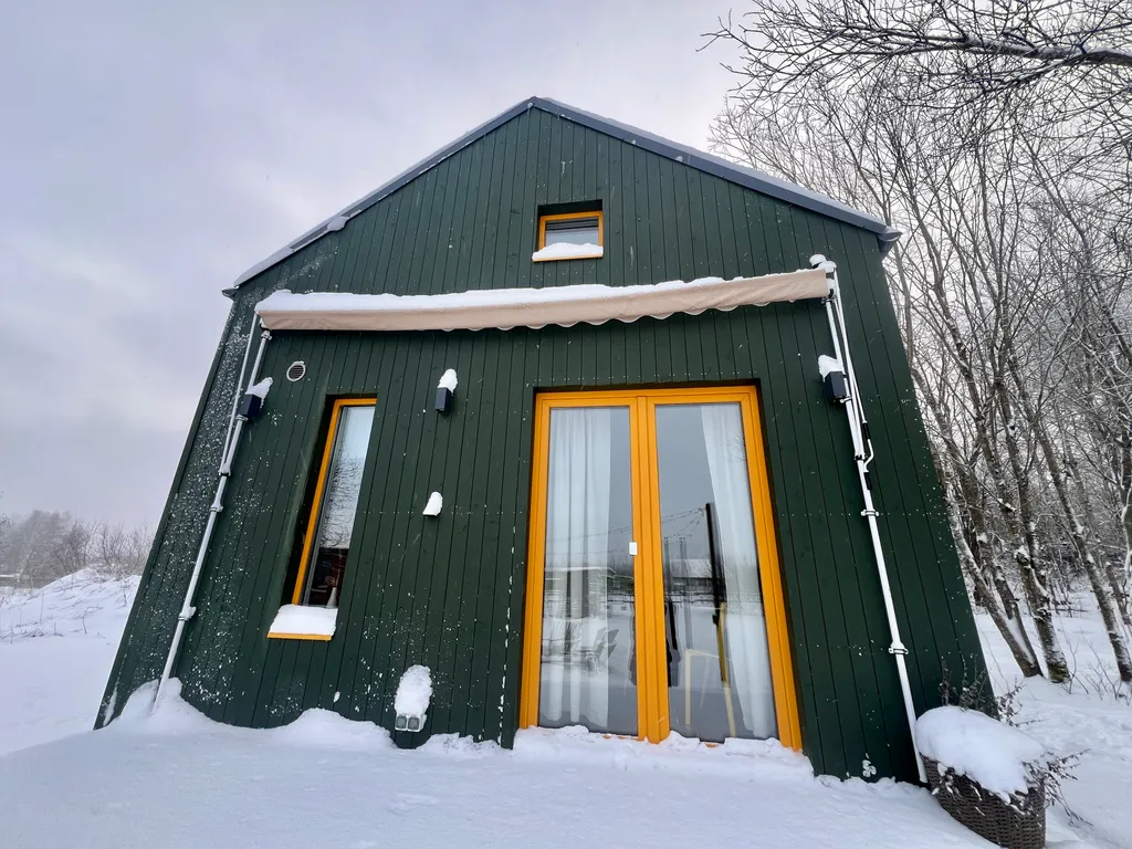 Зеленый домик в поле