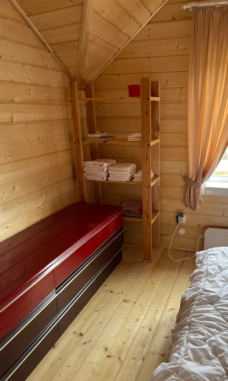 Уютный дом в жилой деревне возле реки