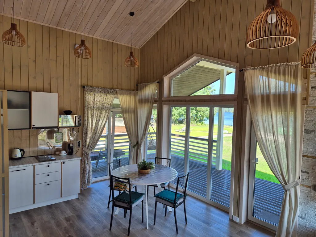 Коттедж Уютнейший дом с роскошным видом на озеро — Ларионово