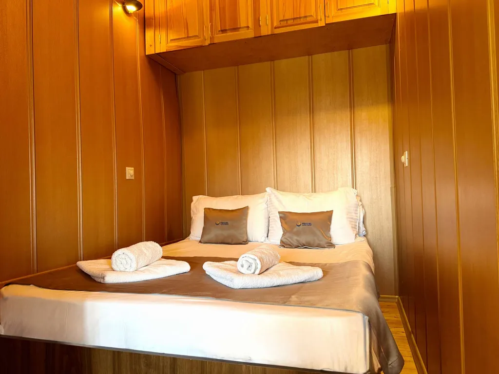 Двухуровневый с кухней пятиместный