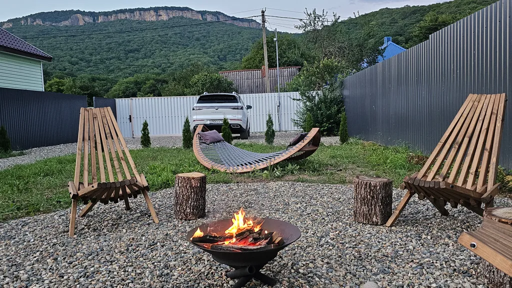 Новый дом с собственной территорией и видом на горы