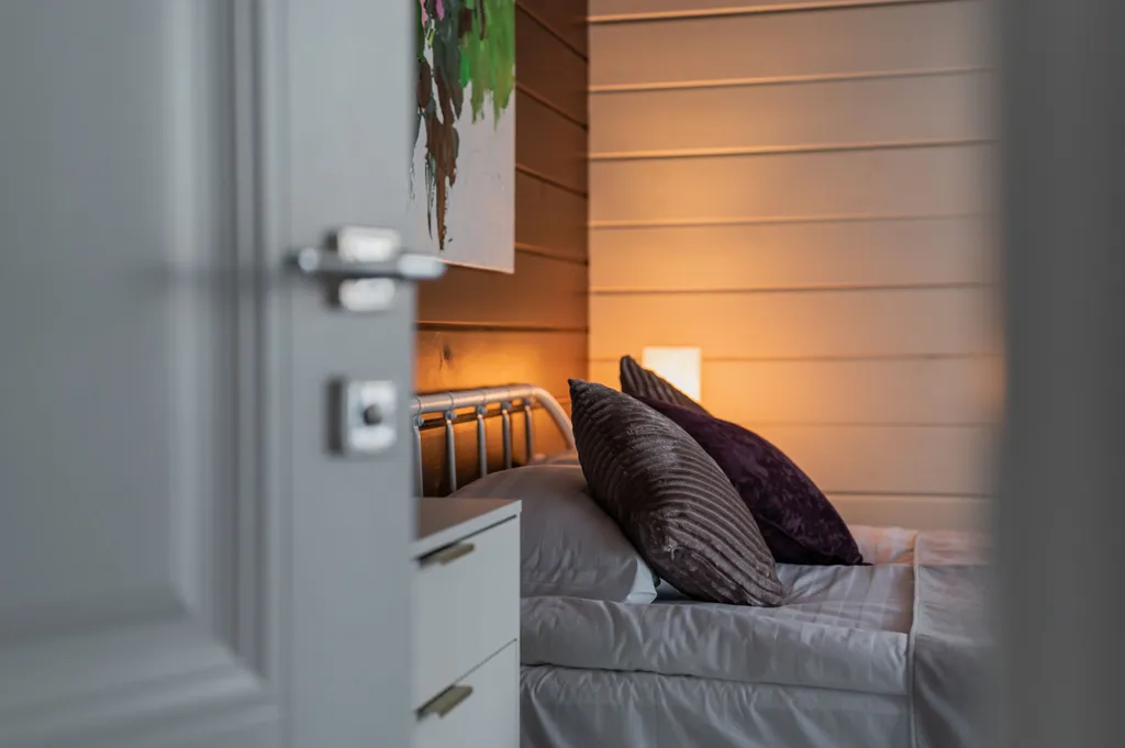 Новый дом с видом на озеро, сауной, гриль-домом и детской площадкой