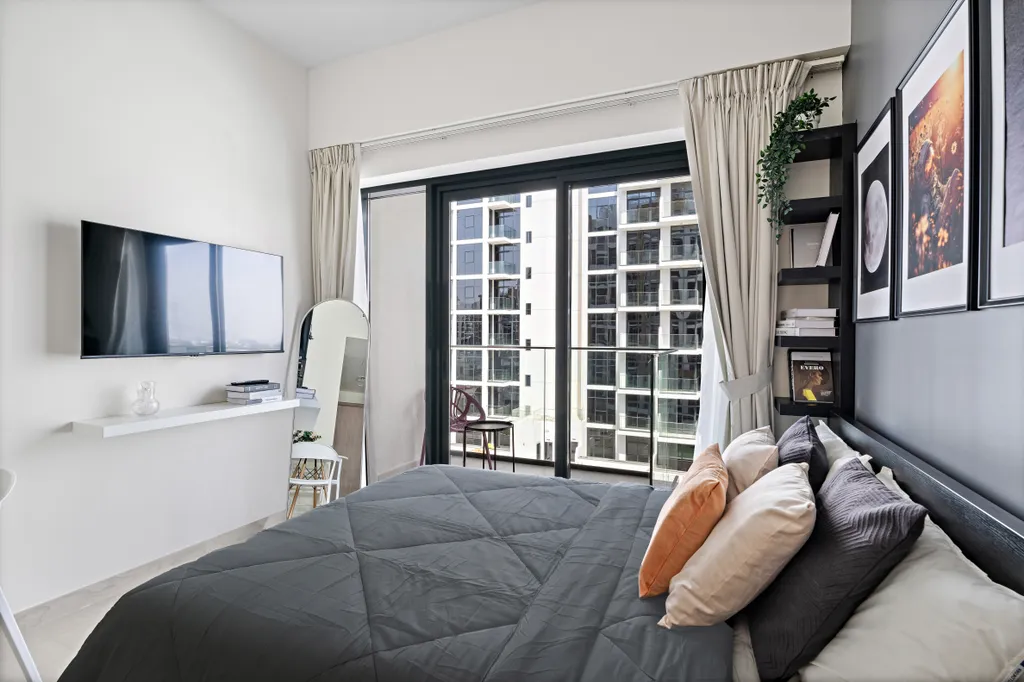 Уютная студия с балконом в Azizi Riviera