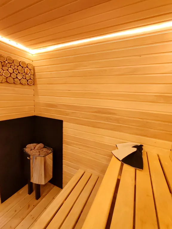 Современный дом с панорамными окнами и сауной