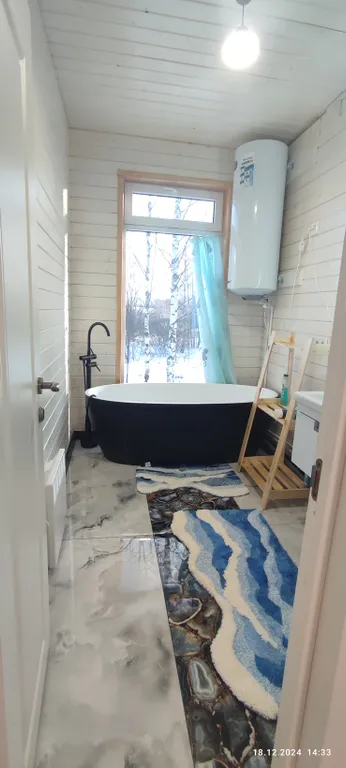 Дом с купольной беседкой на природе