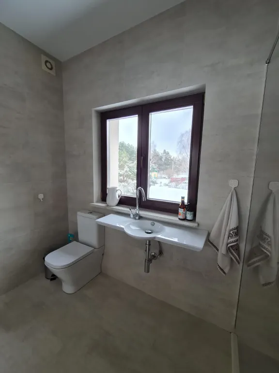 Дом и баня между озером и лесом