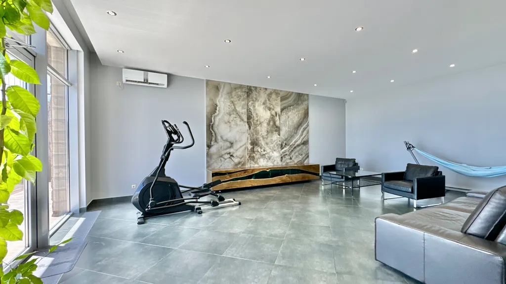 Дом с видом на горы и море