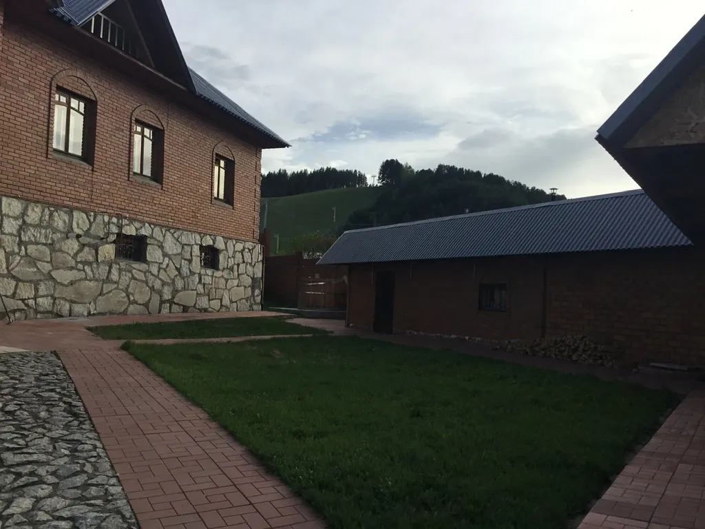 Эко-дом шале с камином на краю леса с видом на горную местность