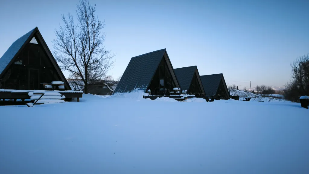 Двухэтажный а-фрейм с панорамным остеклением и террасой