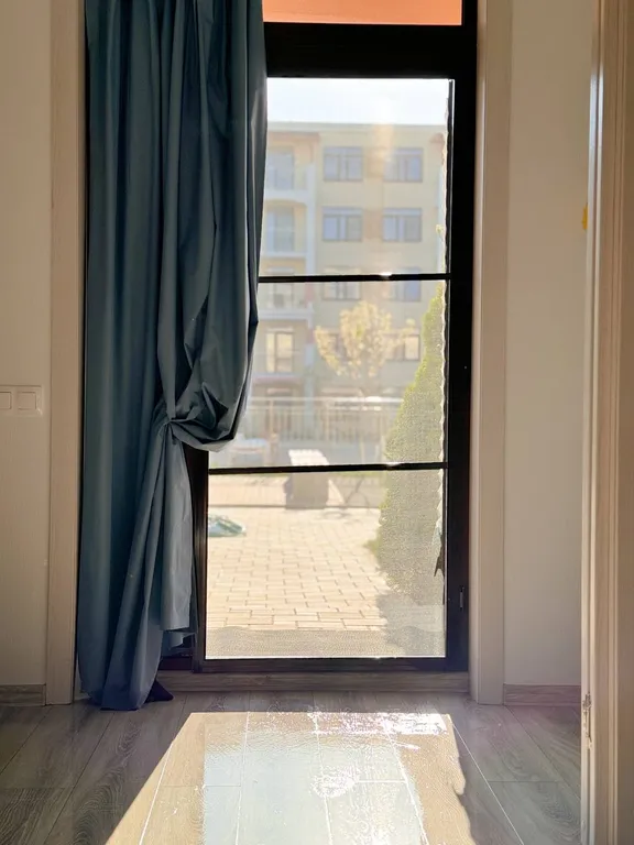 Уютная квартира напротив бассейна со своими лежаками, 7 спальных мест