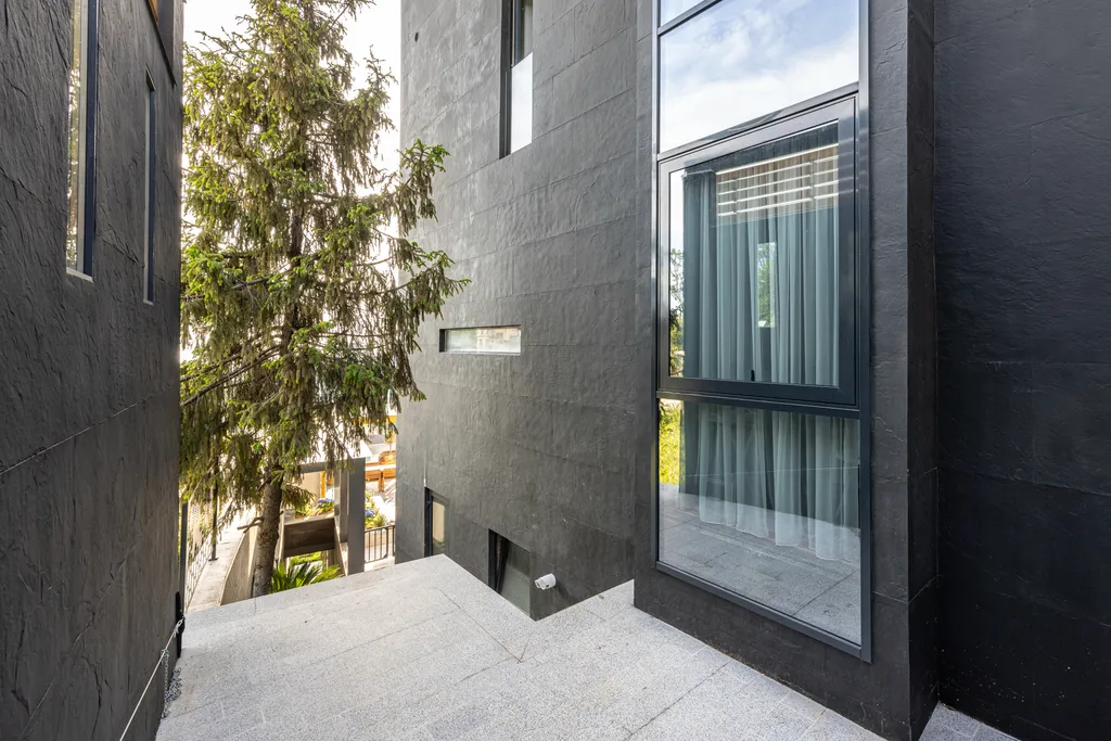 Современная вилла с красивым видом на море