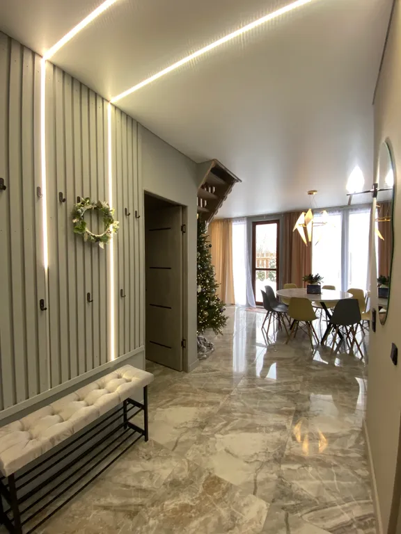 Дом на озере с бассейном