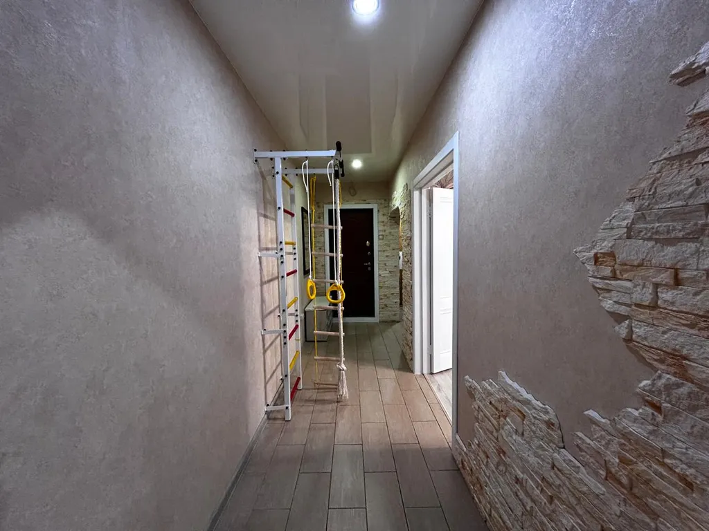 Современная трехкомнатная квартира с большой кухней