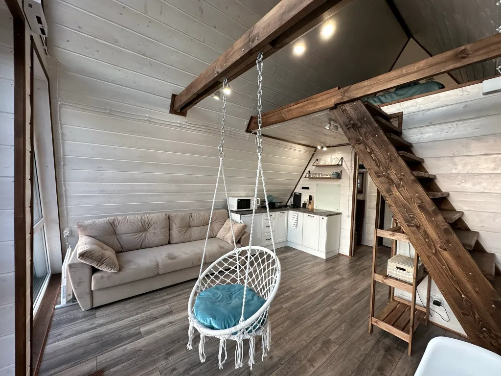 Дом в стиле A-frame на самом берегу реки