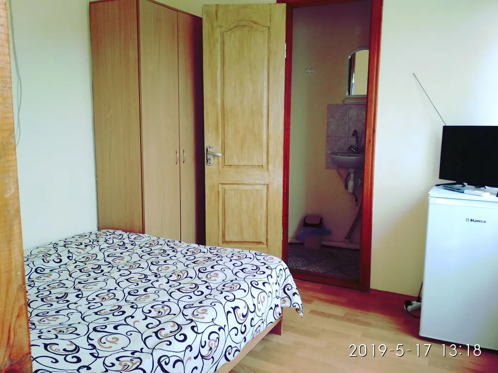 Двухместная комната 9м.кв.на первом этаже