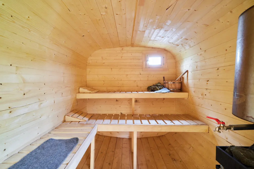 Дом в лесу рядом с озером