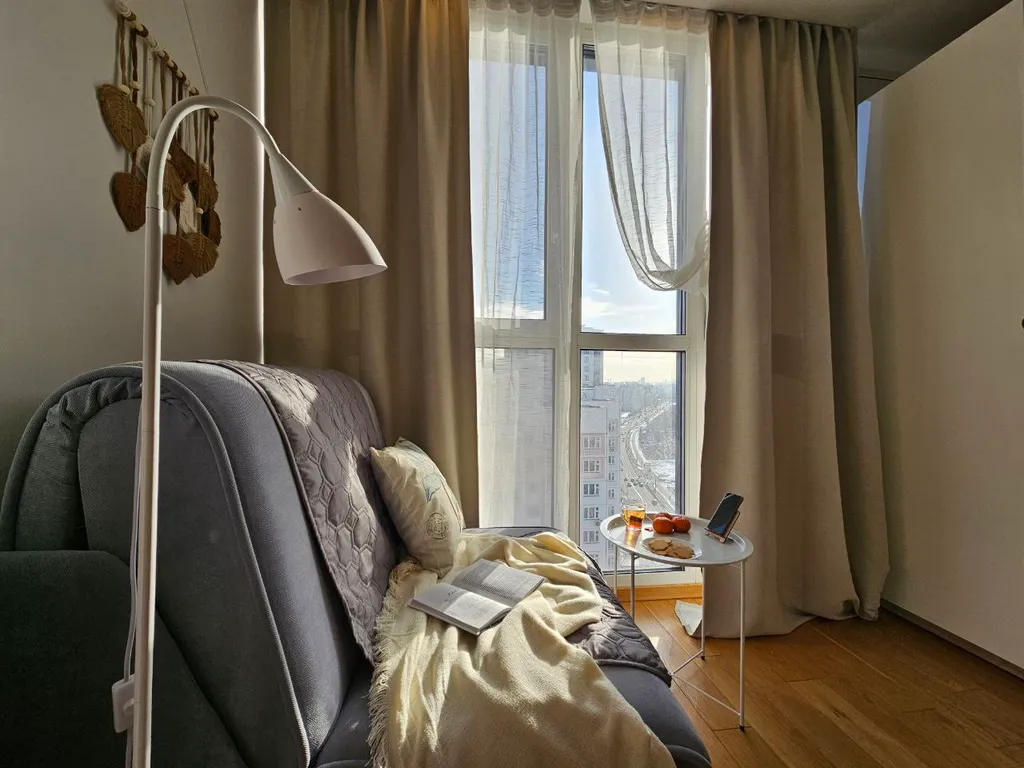 Стильная студия с панорамным окном на Борисовке White Lodging