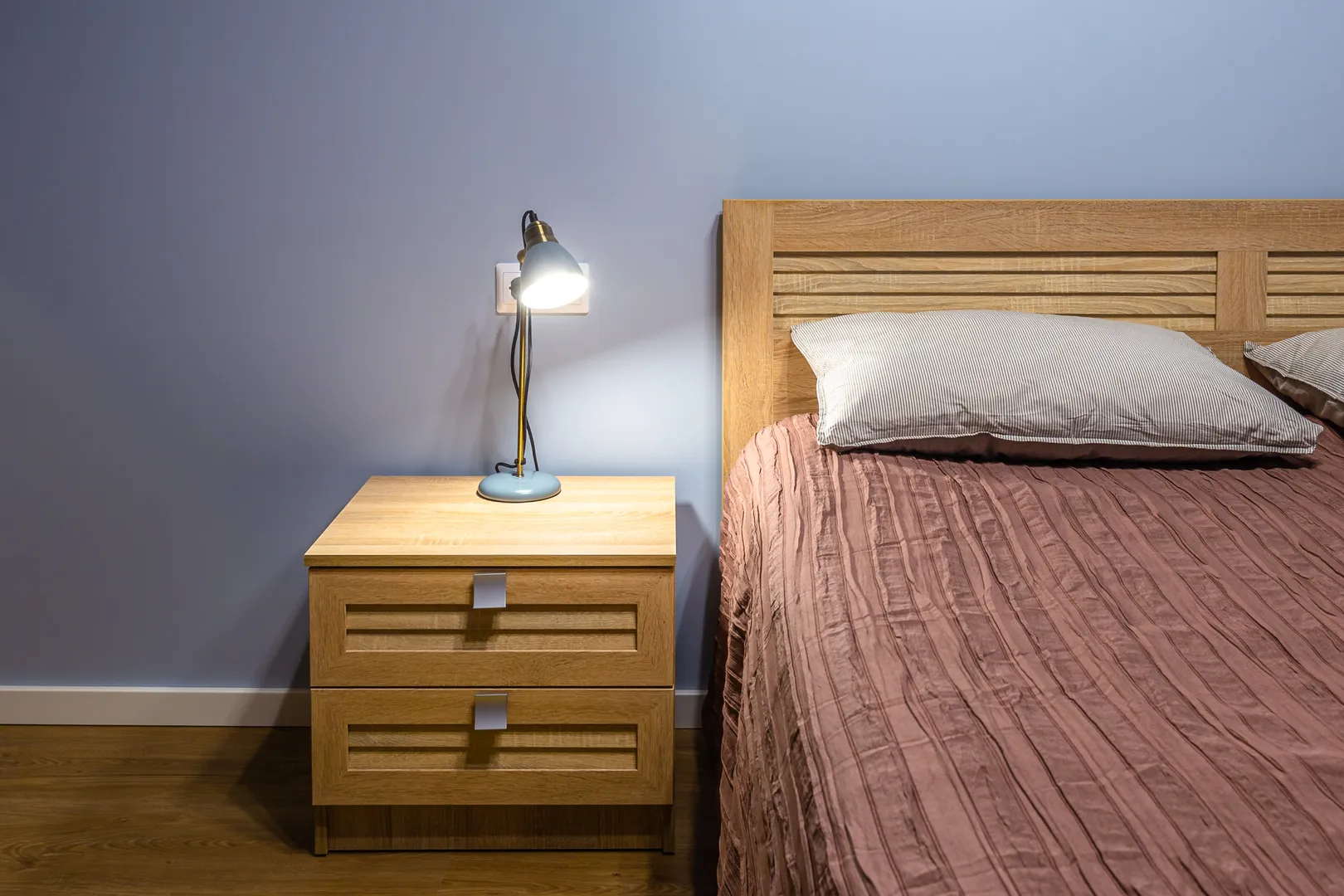Первая спальня. Прикроватные тумбы и светильники, розетки у кроватей - стандарты для каждой нашей квартиры.