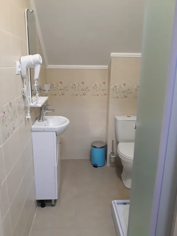 Комната в доме с балконом