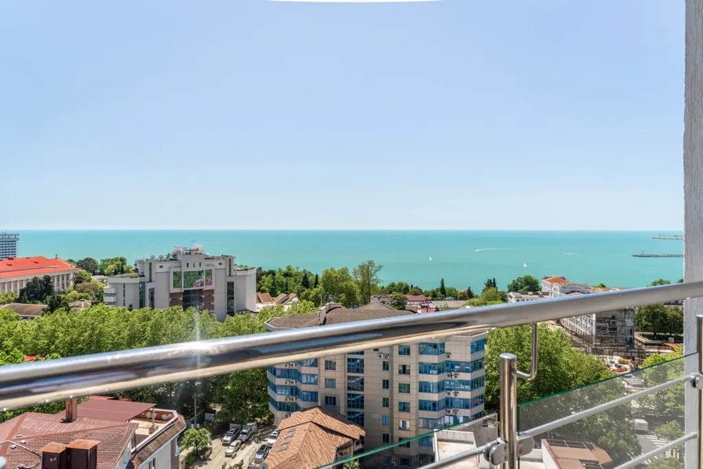 Квартира Квартира Трёхкомнатный Люкс, прямой вид на море, пляж и набережная в 5 минутах — Сочи