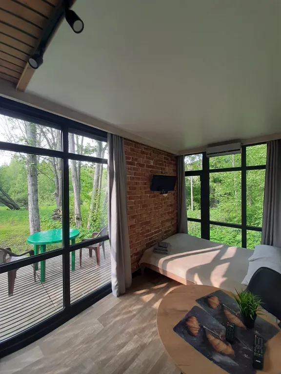 Дом на склоне холма у реки