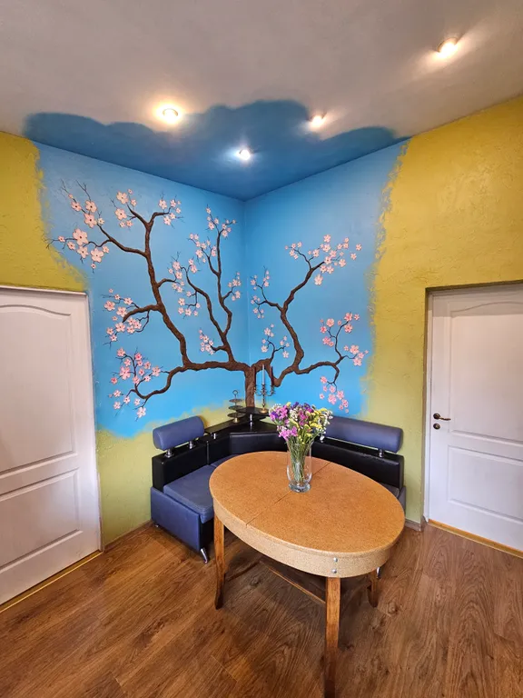 Дом в лесу с каминным деревом внутри