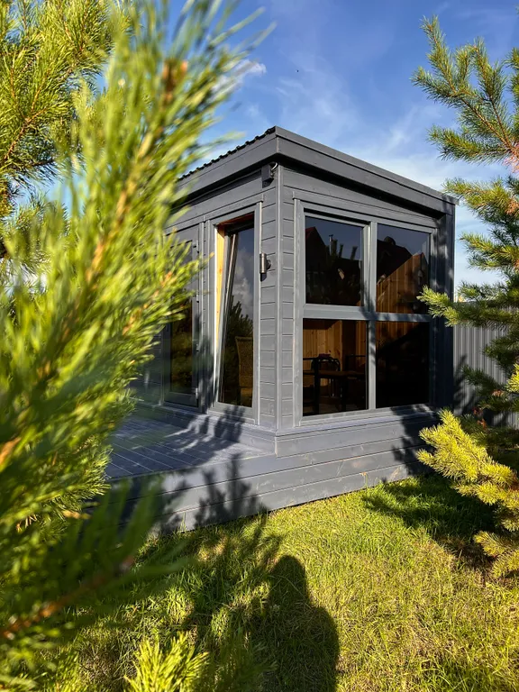 Панорамный дом с баней на дровах и чаном в окружении ёлок