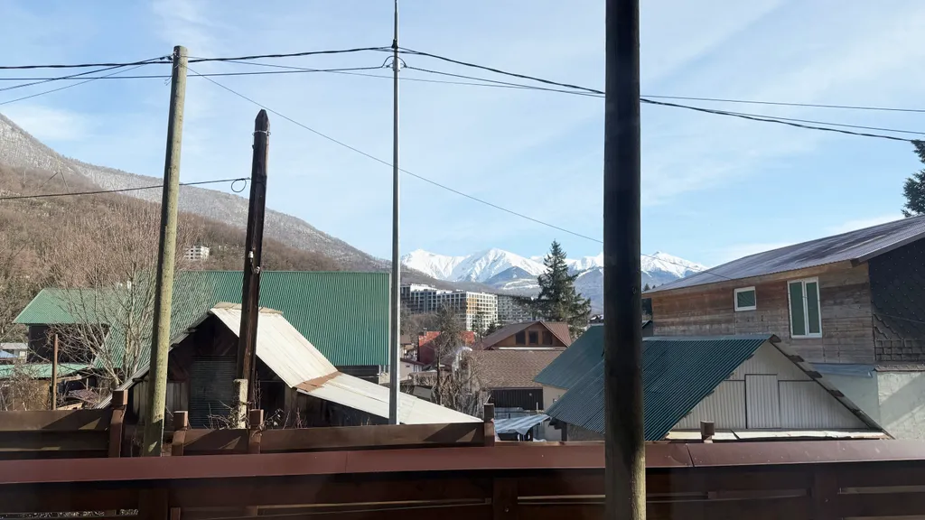 Просторная студия с большим окном в центре Красной Поляны