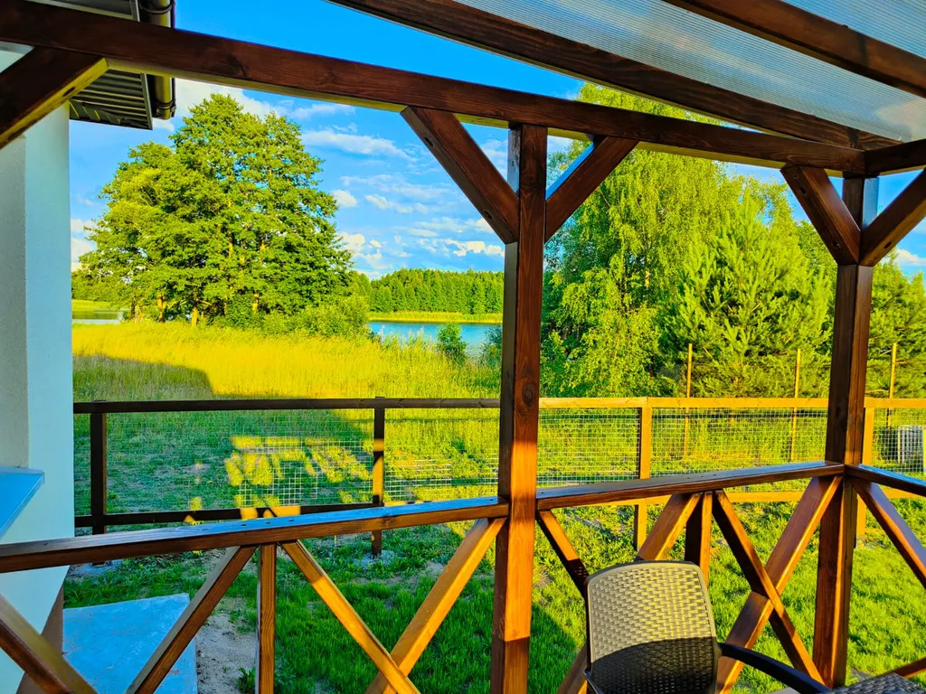 Уютный дом на берегу живописного озера