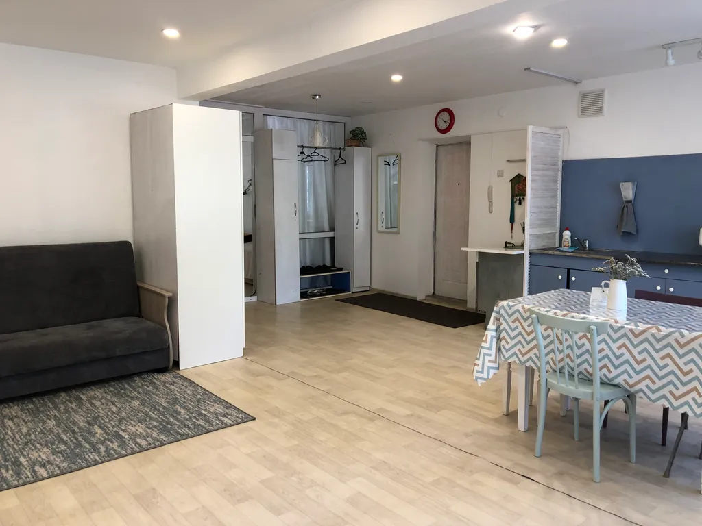 Просторная квартира для путешествия семьей на Алтай в центре города