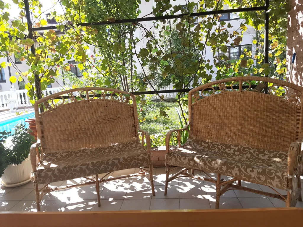 Дом с бассейном недалеко от моря